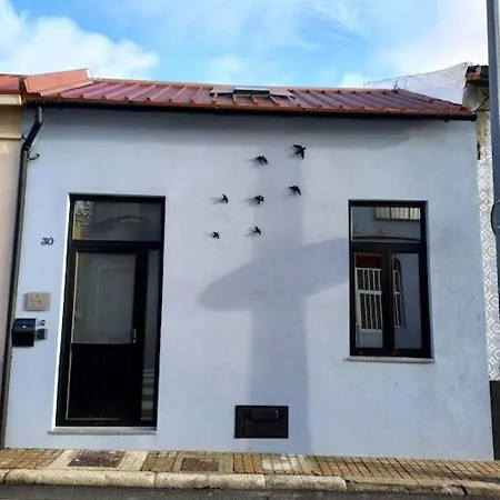 Casa Da Guidinha - 1930s W/ Private Backyard *